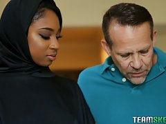 Мулатка мусульманка надев свою паранджу занимается сексом с белым мужчиной