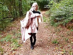 Блондинка во время прогулки в лесу встала на колени и сделала парню минет от первого лица