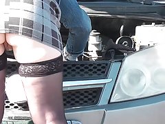 Мамочка в чулках прямо у капота машины снимается в домашнем порно на скрытую камеру